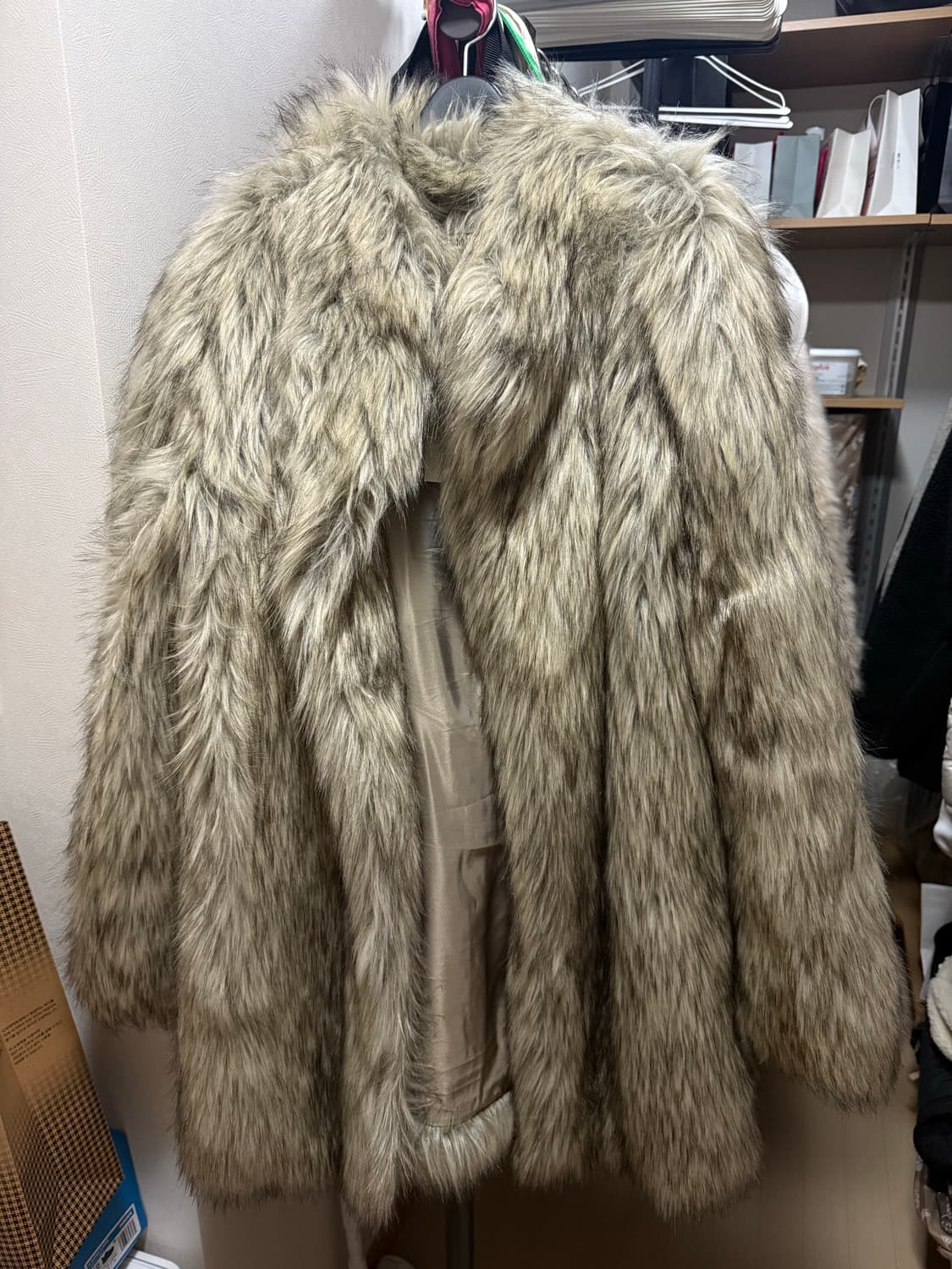 스튜디오테이블 롱헤어 퍼코트 베이지 상품이미지2