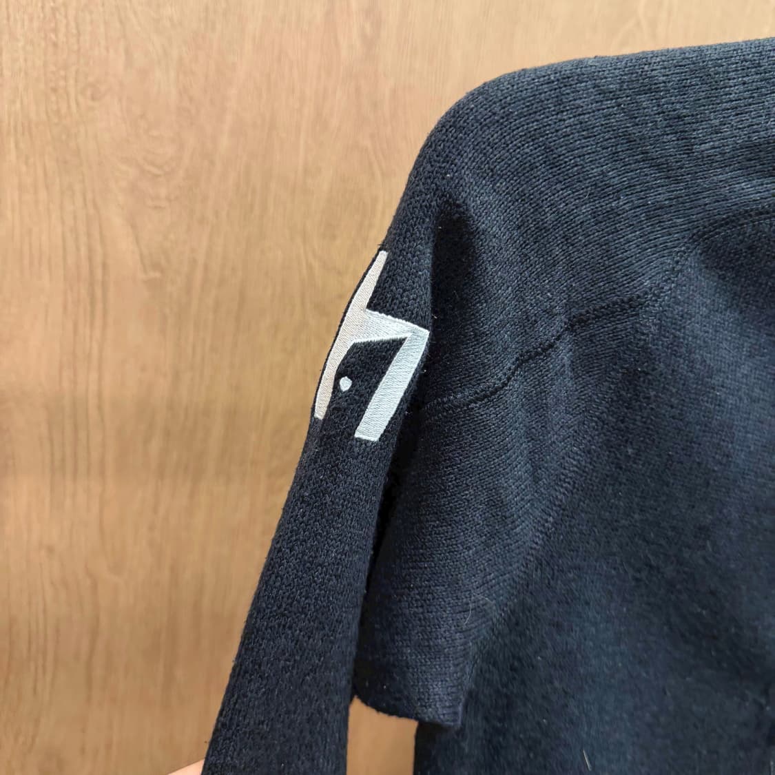 파타고니아 하이넥 집업 플리스 자켓 헬로 오피스 로고 자수 디테일 블랙 상품이미지6