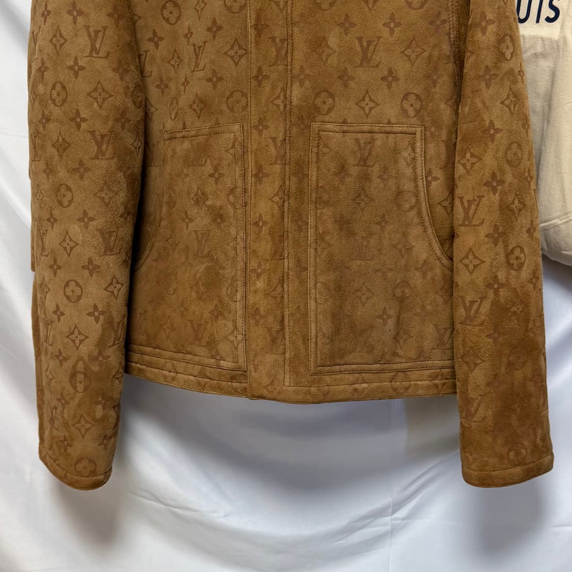 [S+급/48] 루이비통 시어링 엠보스드 모노그램 스웨이드 무스탕 자켓 상품이미지3
