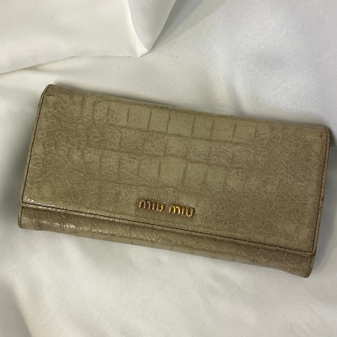 미우미우 엘리게이터 패턴 코팅 레더 장지갑 상품이미지2
