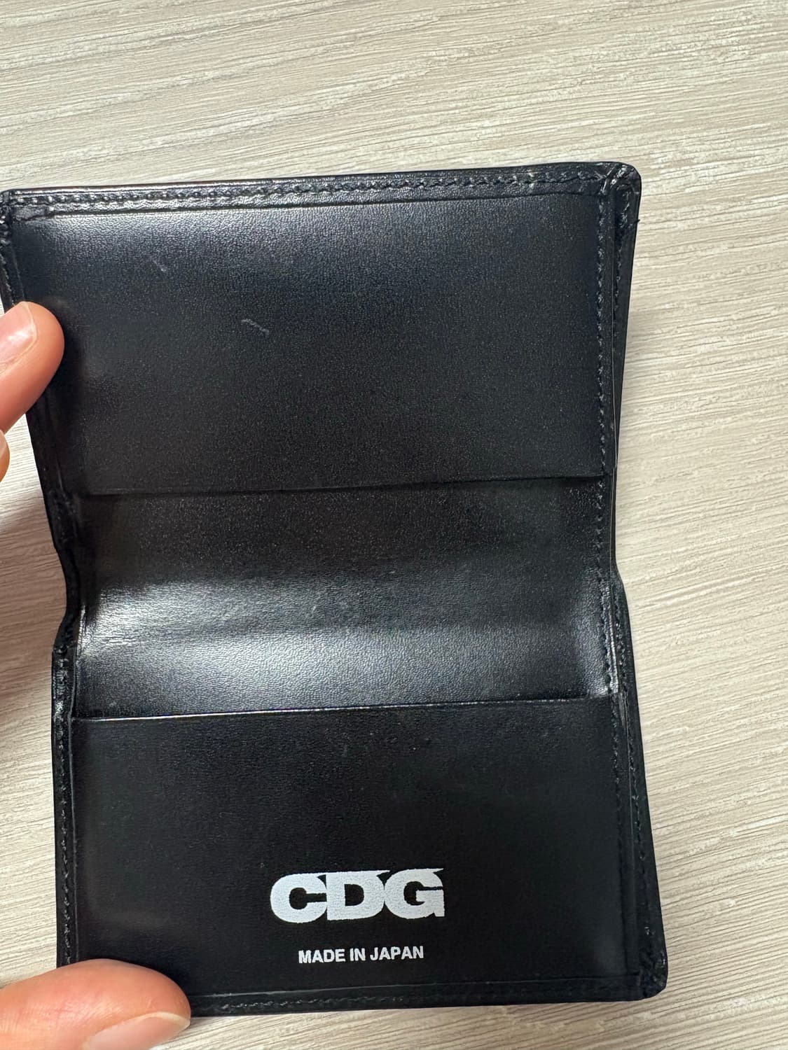 CDG Embossed Logo Wallet Black 상품이미지3