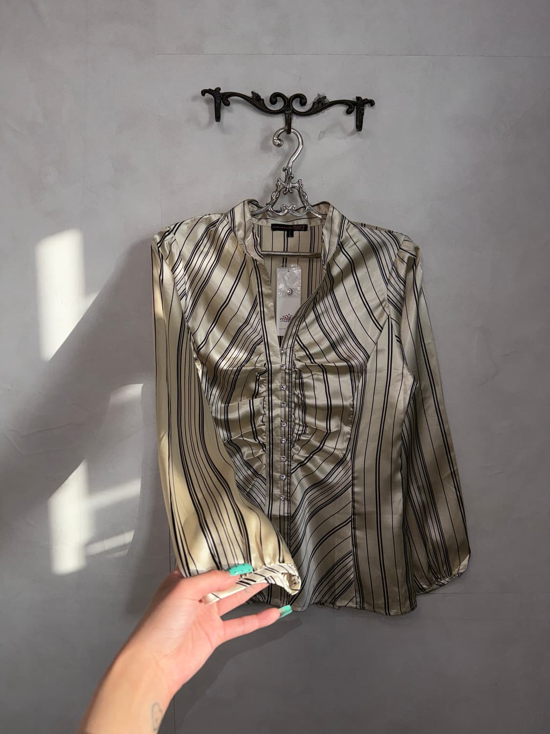 White gold satin stripe pleated blouse  상품이미지3