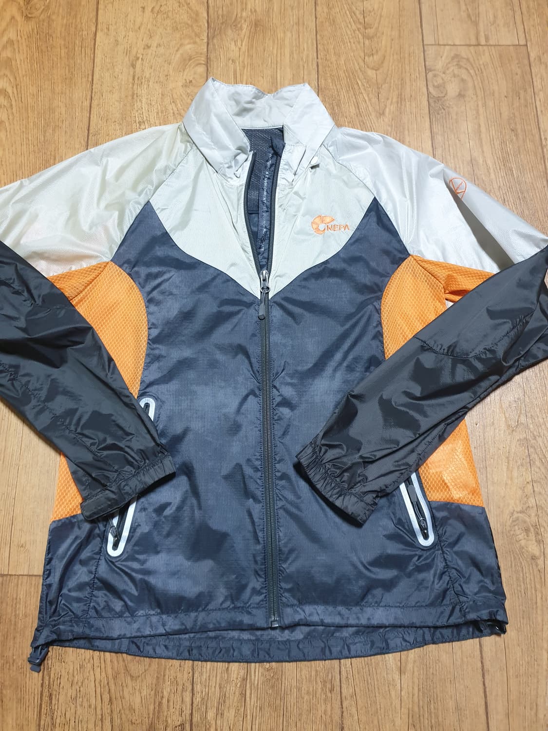 1100 네파 아웃도어 바람막이 90 사이즈입니다 상품이미지2