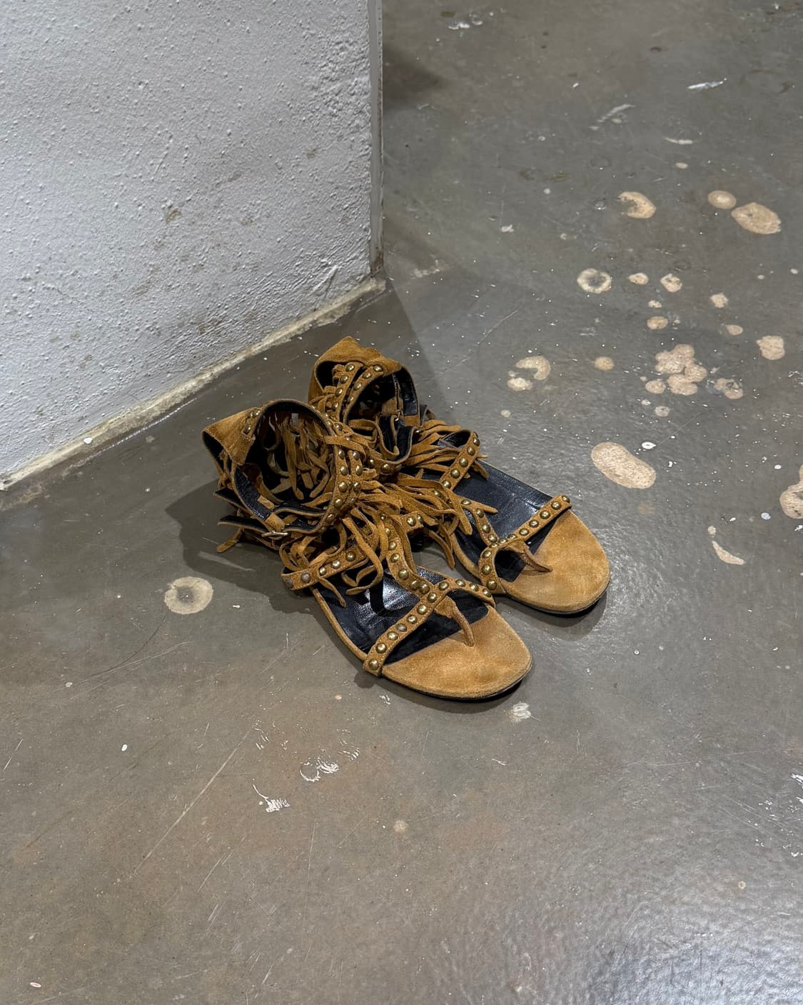 생로랑 브라운 스웨이드 프린지 샌들 상품이미지1