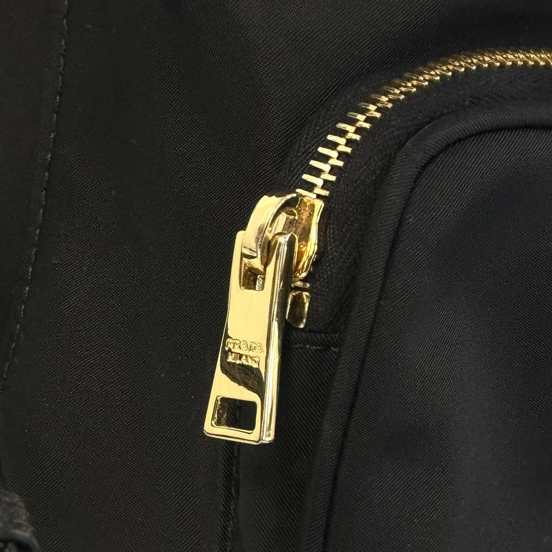 [정품] 프라다 복조리 버킷백 블랙 골드 상품이미지7