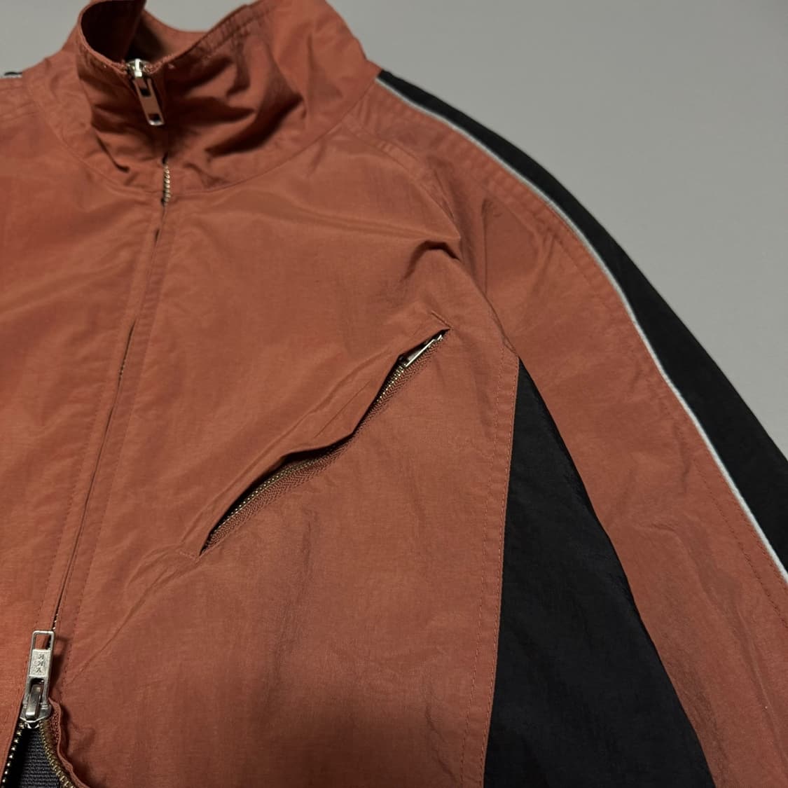 빔즈(BEAMS) 로즈 블랙 컬러 뉴 스탠다드 나일론 하이넥 트랙 자켓 상품이미지4