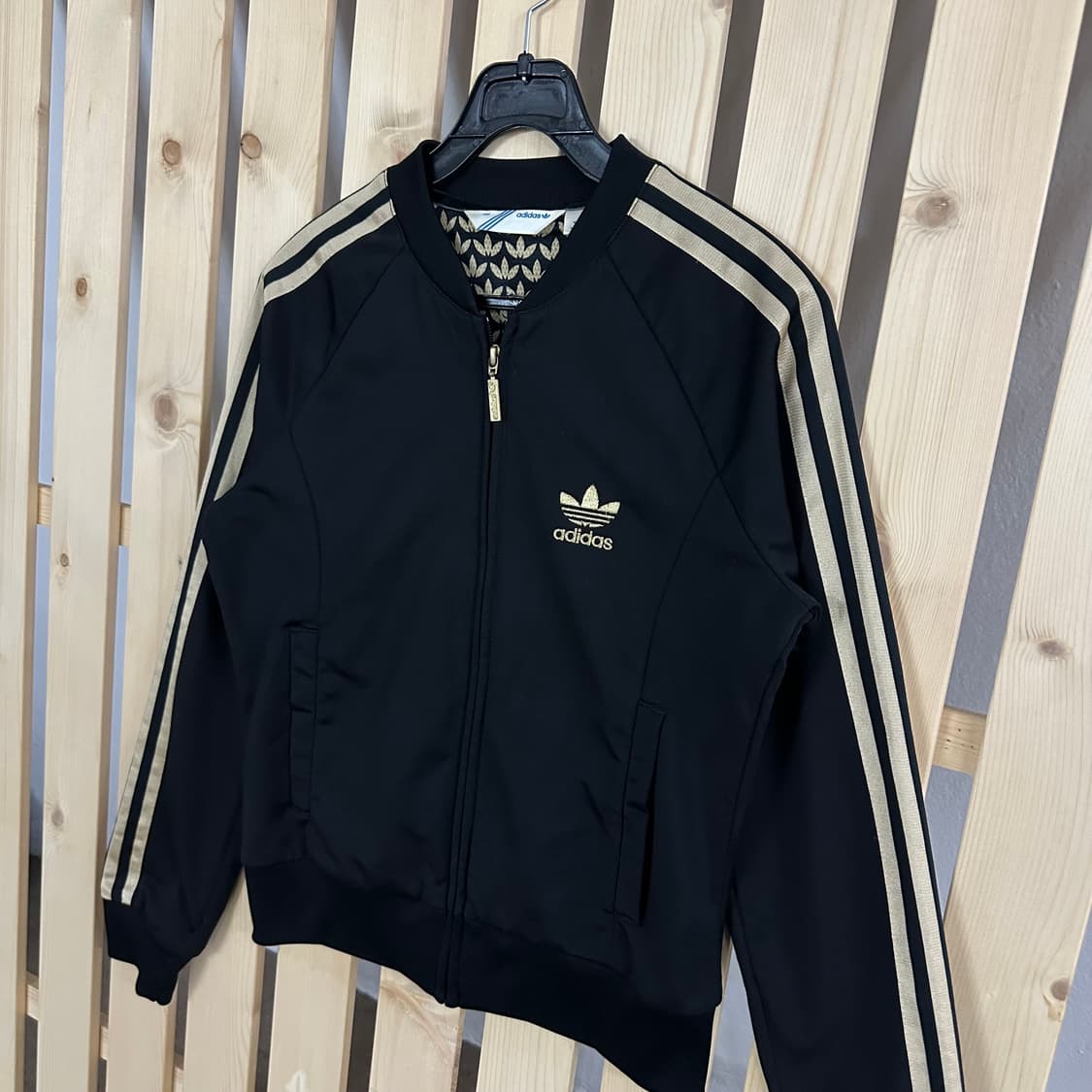 (S) 아디다스 블랙 골드 스티치 빅로고 져지 트랙탑 상품이미지3