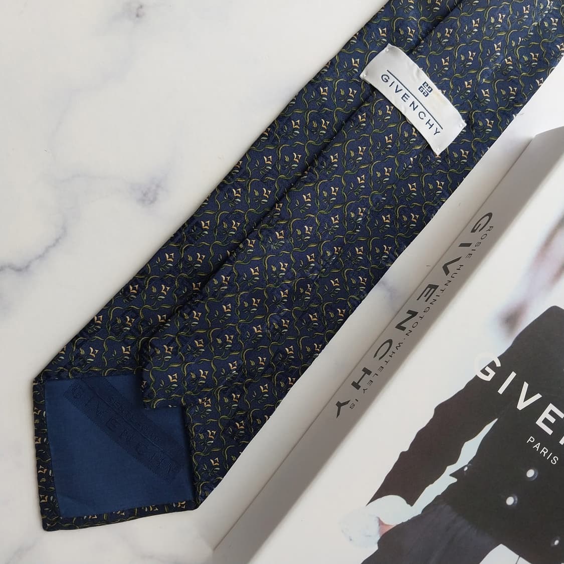 지방시 실크 네이비 빅로고 패턴 넥타이 9.7cm A+등급 K2452
 상품이미지7