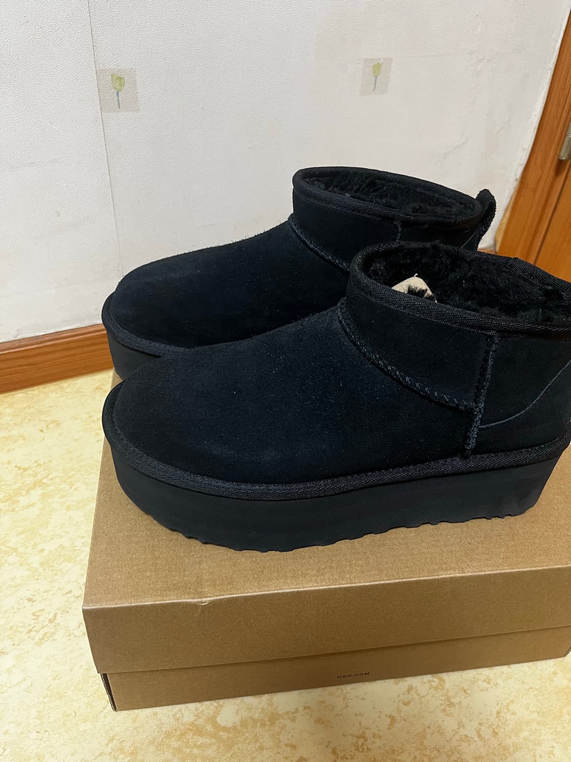 어그 클래식 울트라 미니 플랫폼 블랙 250 상품이미지6