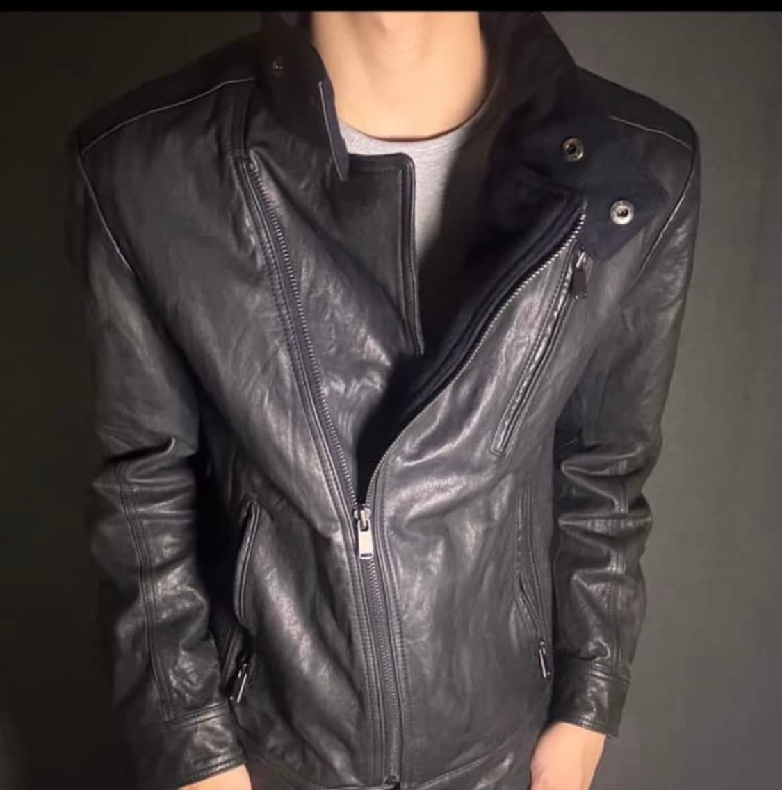 사선 하이넥 레더 재킷 상품이미지4