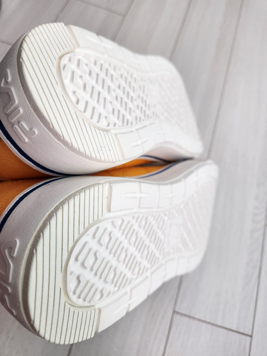 새상품)휠라 스니커즈 코트 라이트 운동화 250

오염 하자없이 깨끗해요 상품이미지7