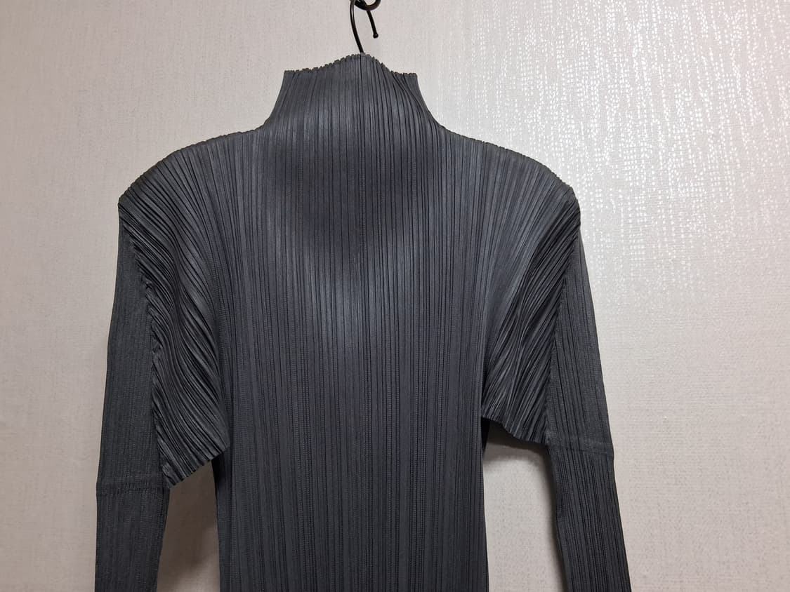 이세이미야케 플리츠플리즈 하이탑블라우스 표기3  55에서77 
원산지 일 상품이미지7