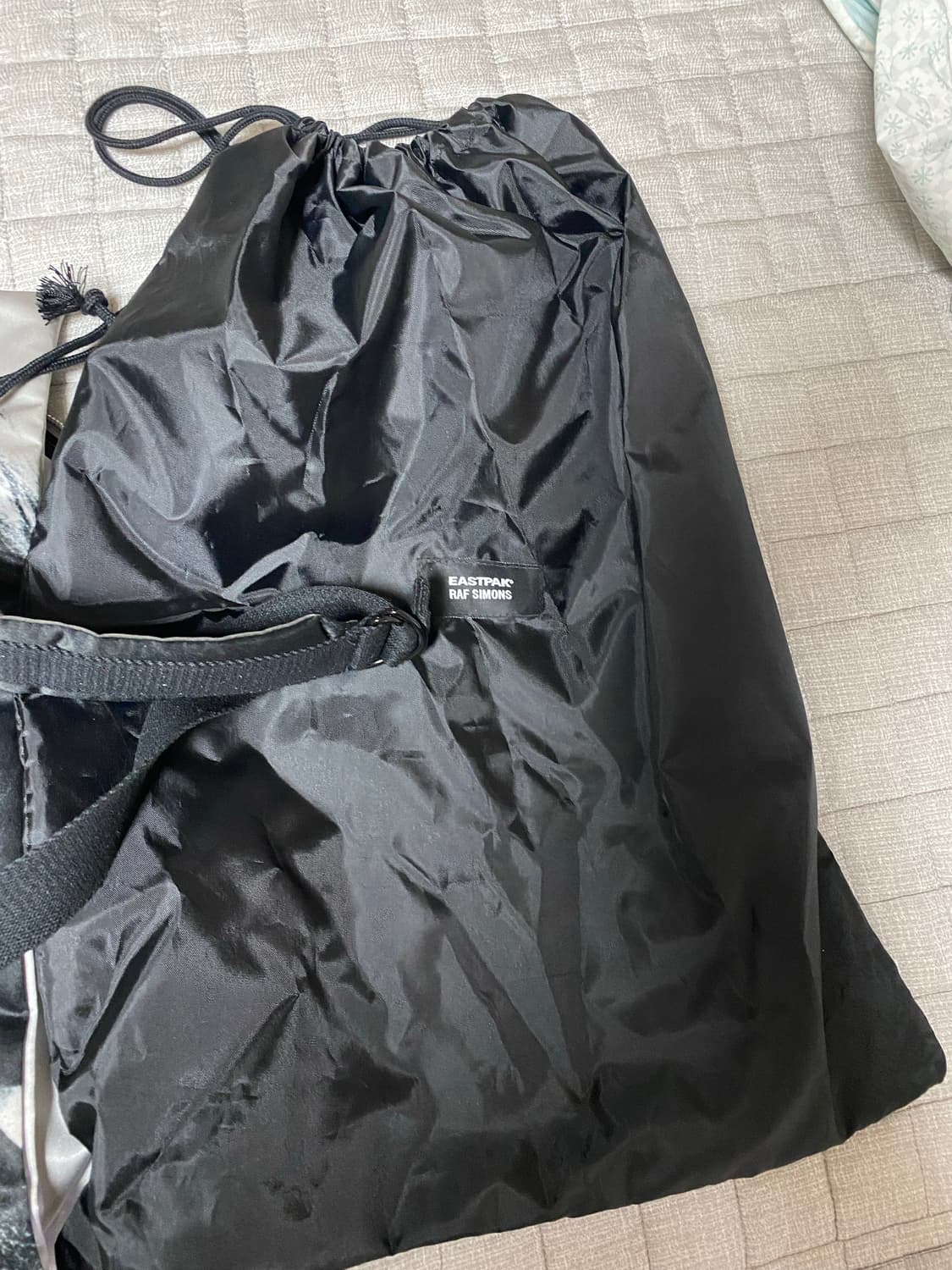 라프시몬스X이스트팩 콜라보 포스터 멀티 포켓백팩 상품이미지2