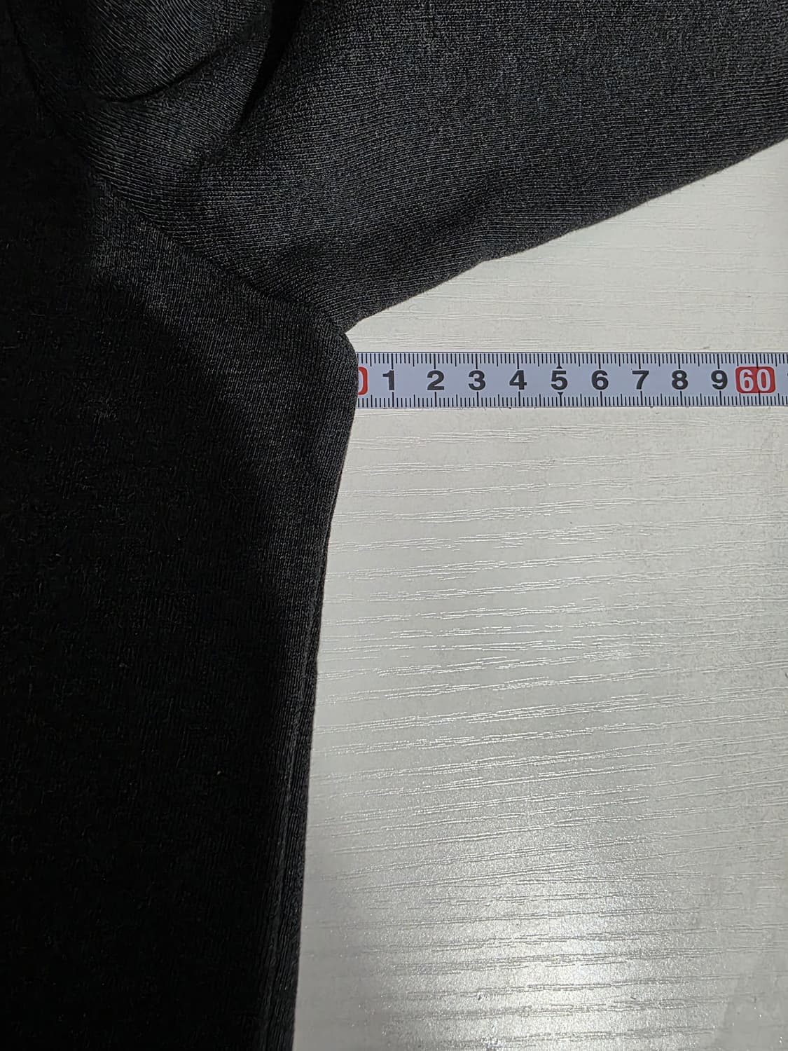 게스 여성 트라이앵글 벨벳 로고 기모 맨투맨 XS(S) 상품이미지3