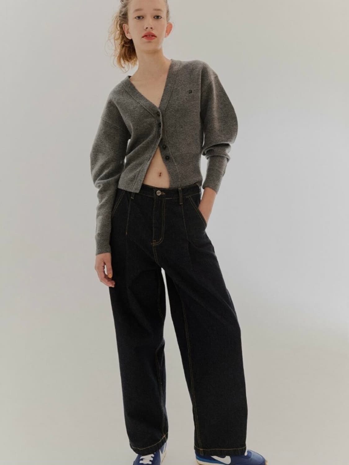 [s] 다이애그널 턱 와이드 데님 팬츠 네이비 [카라 허영지 착용] 상품이미지3