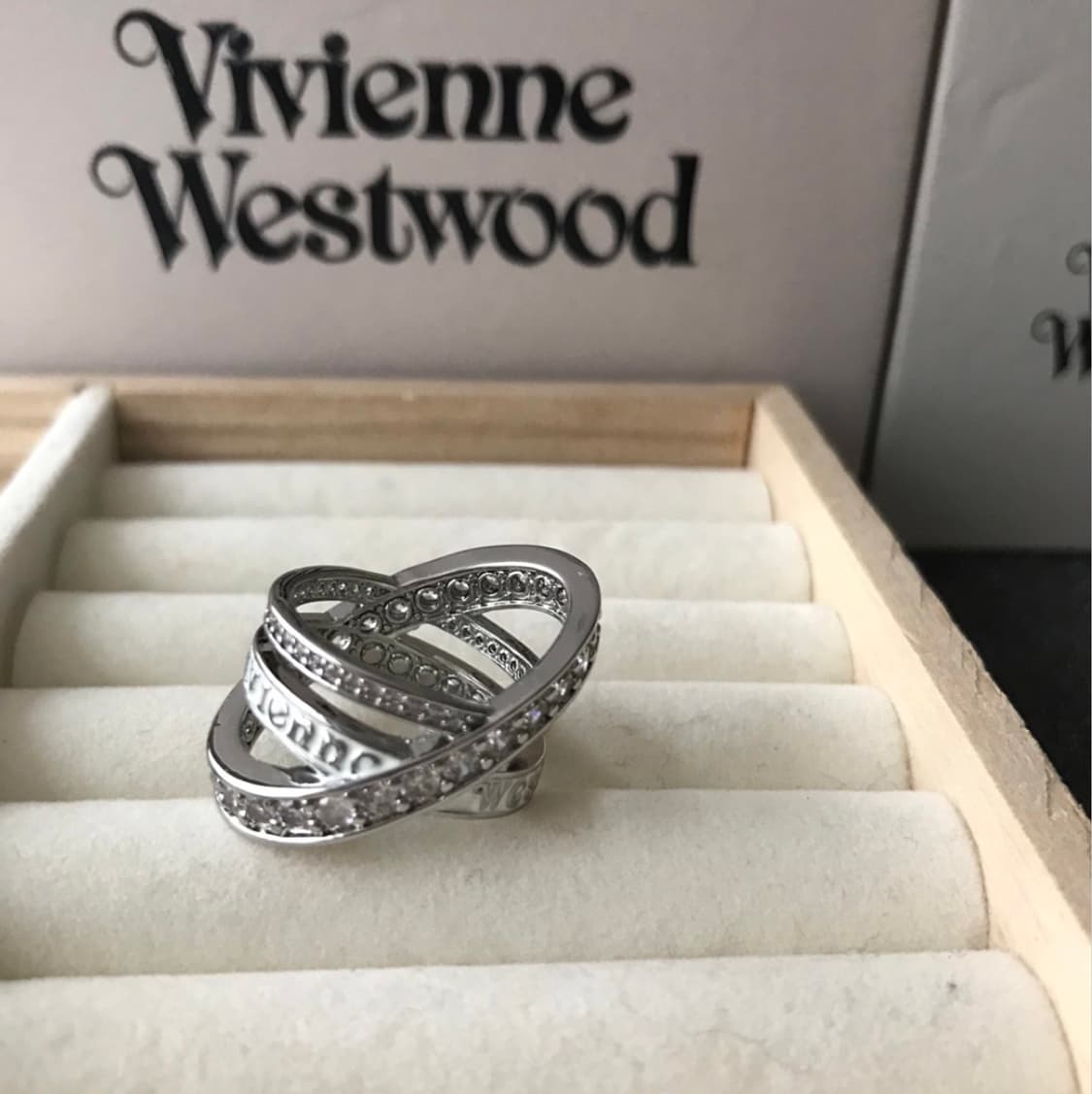 비비안 웨스트우드 아카이브 화이트 레터링 로고 각인 3단 레이어 링 반지 상품이미지5