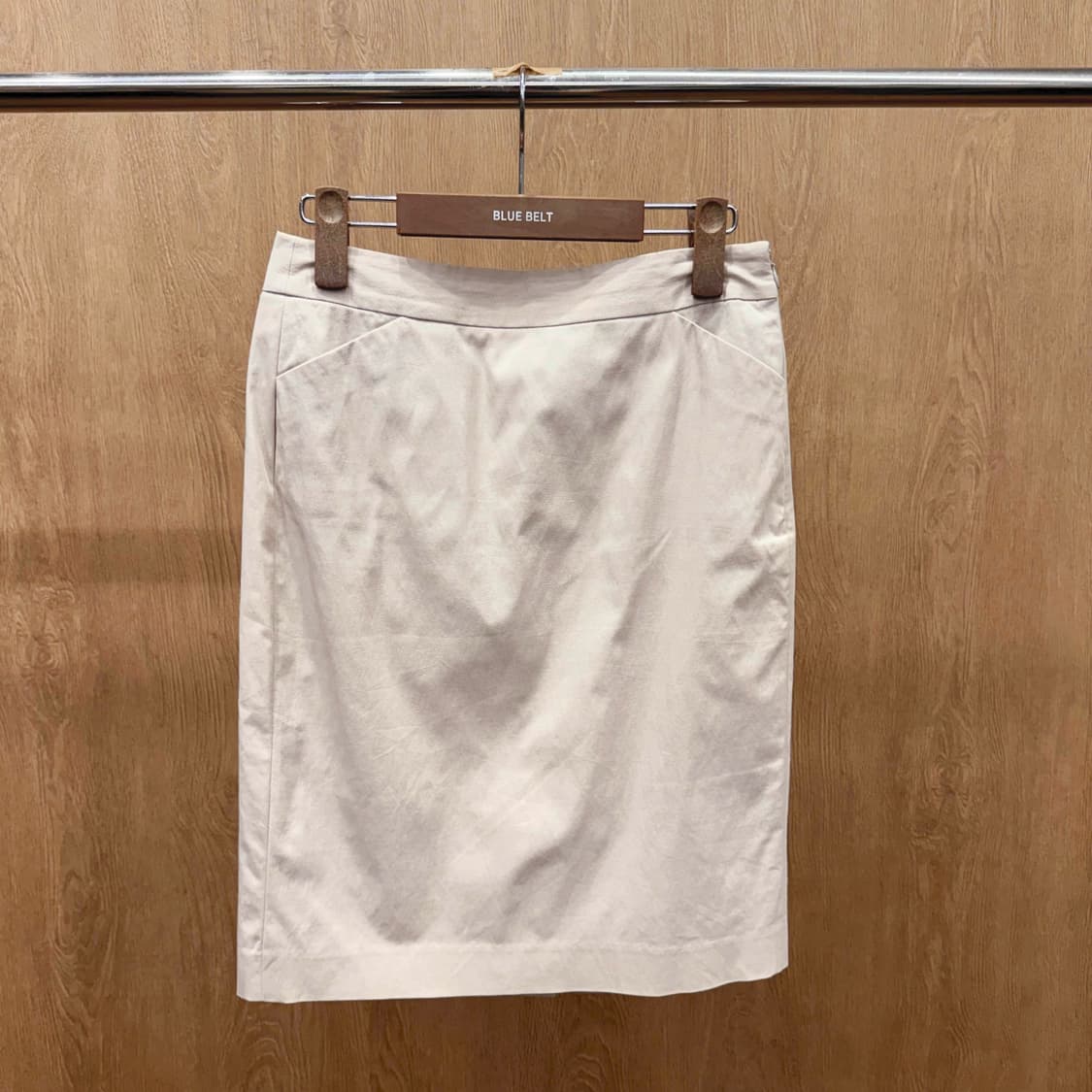 띠어리 럭스 H라인 미디 스커트 후면 절개 디테일 베이지 상품이미지2