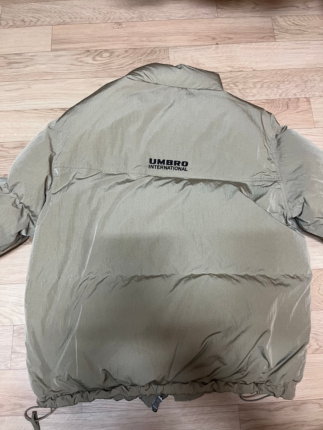 엄브로 구스다운 패딩 베이지 상품이미지3