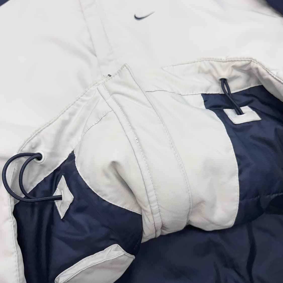 나이키 00s 스우시 올드스쿨 화이트 네이비 배색 점퍼 상품이미지5