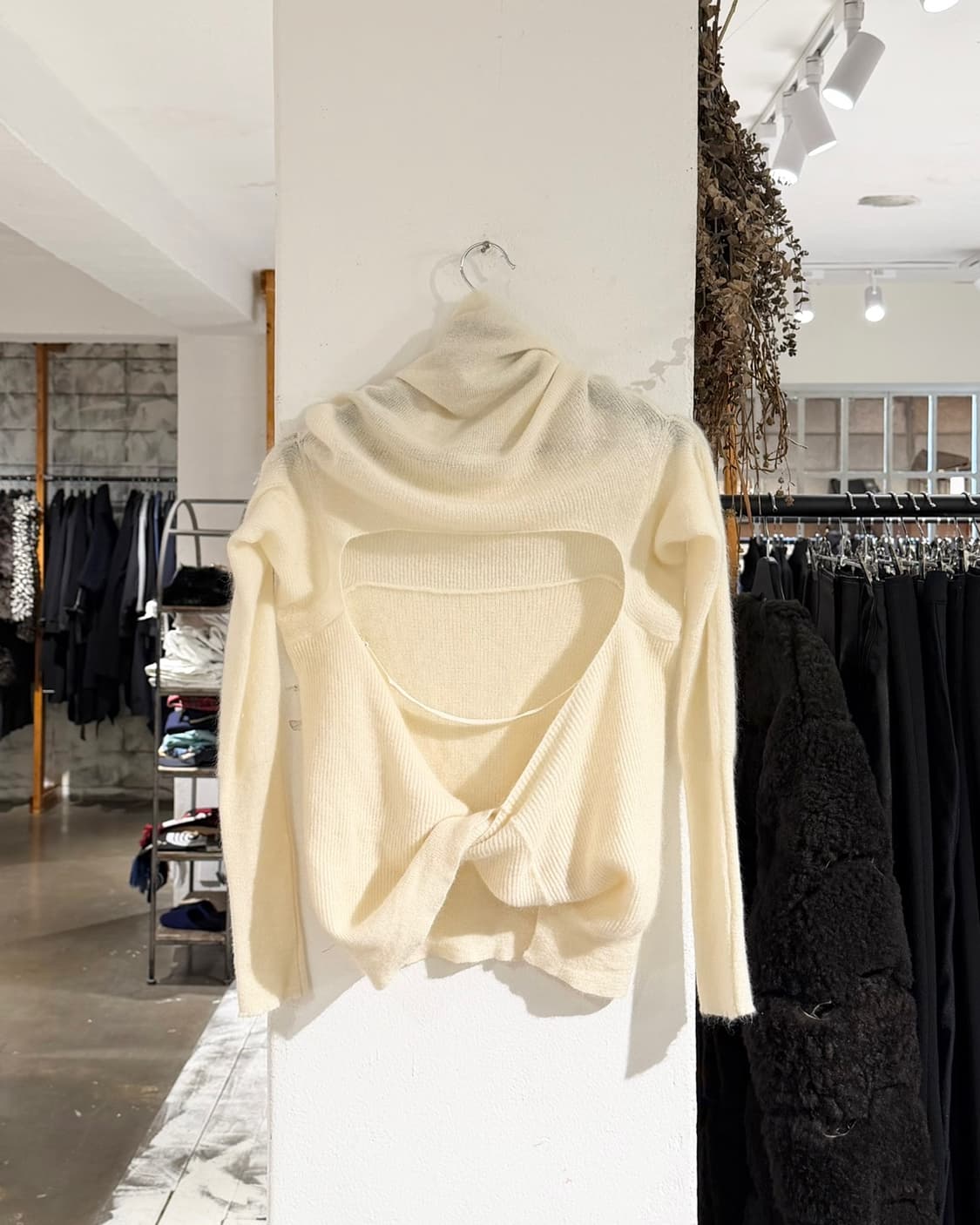 자크뮈스 아이보리 모헤어 백 컷아웃 니트  상품이미지6