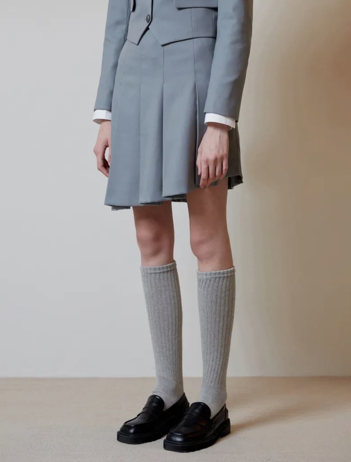 오아이오아이 DIAGONAL PLEATS SKIRT LIGHT GREY 상품이미지2
