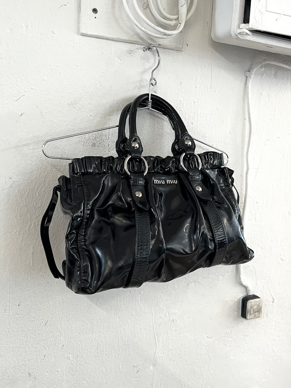 미우미우 페이던트 레더 토트백 상품이미지2