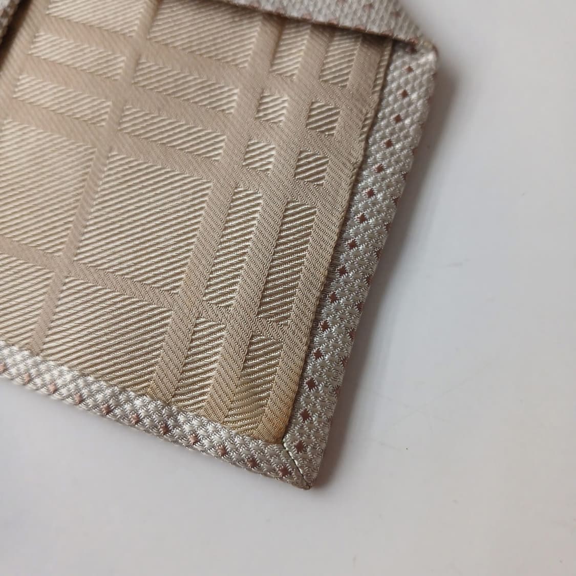 버버리 실크 베이지 크레스트 패턴 넥타이 9.8cm A등급 A19390
 상품이미지8