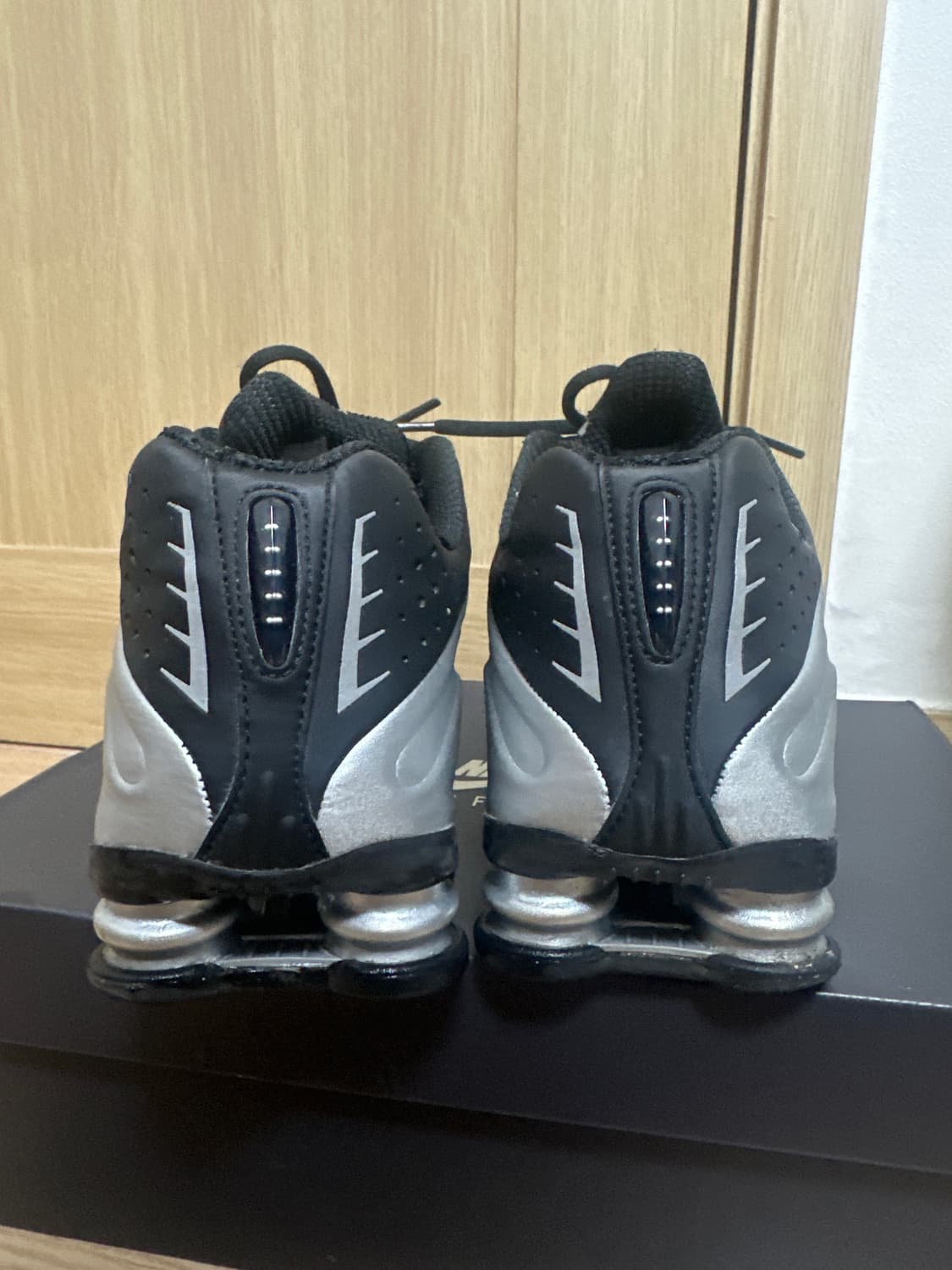 나이키 샥스 R4 메탈릭 실버 블랙 상품이미지4