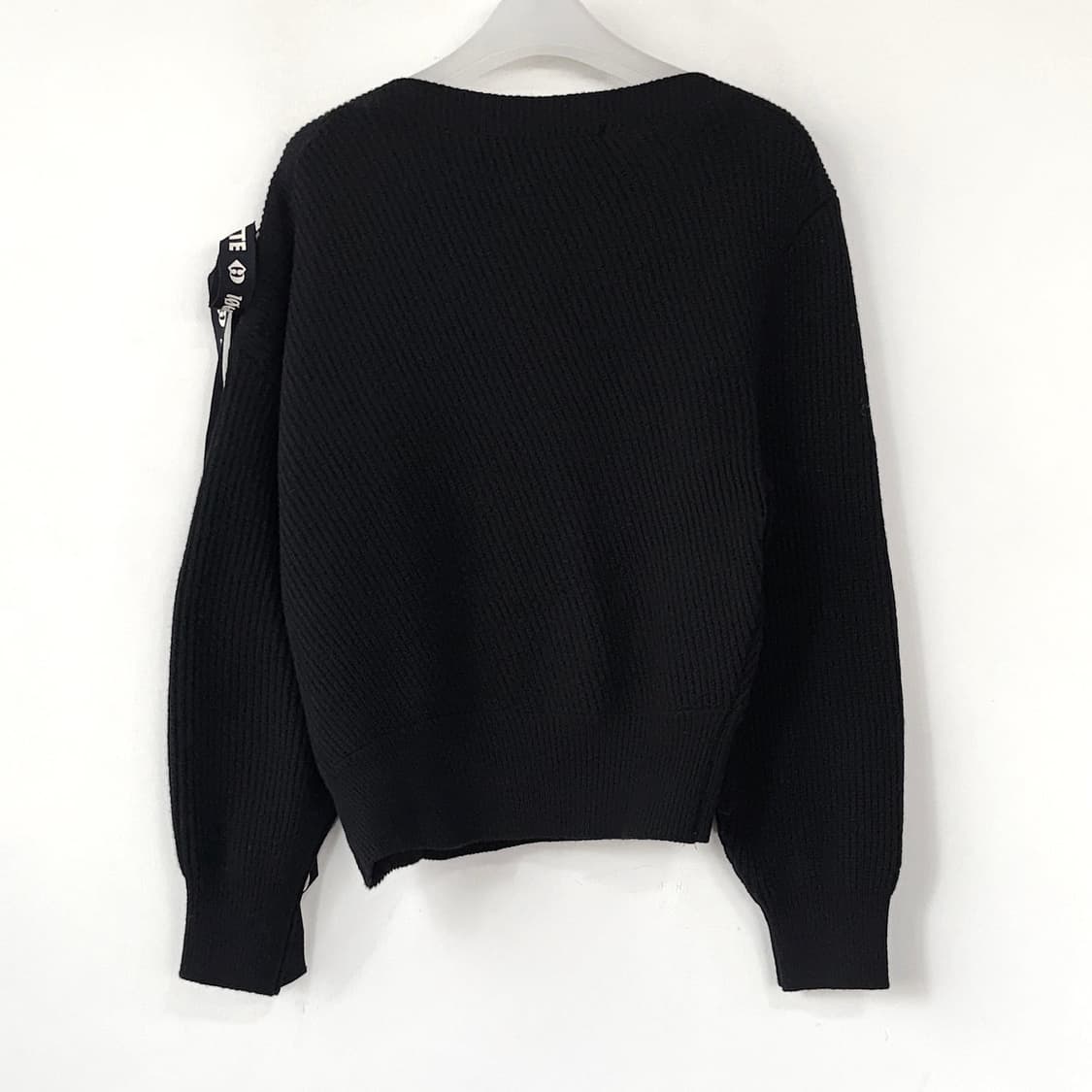 럭키슈에뜨 언발 리본 포인트 니트 풀오버 상품이미지5