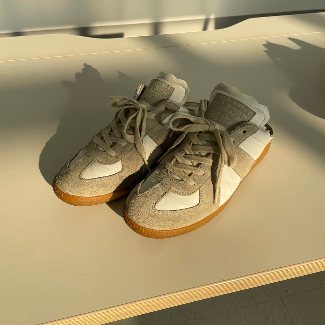 메종 마르지엘라 레플리카 컷아웃 스니커즈 라이트 그레이 상품이미지2