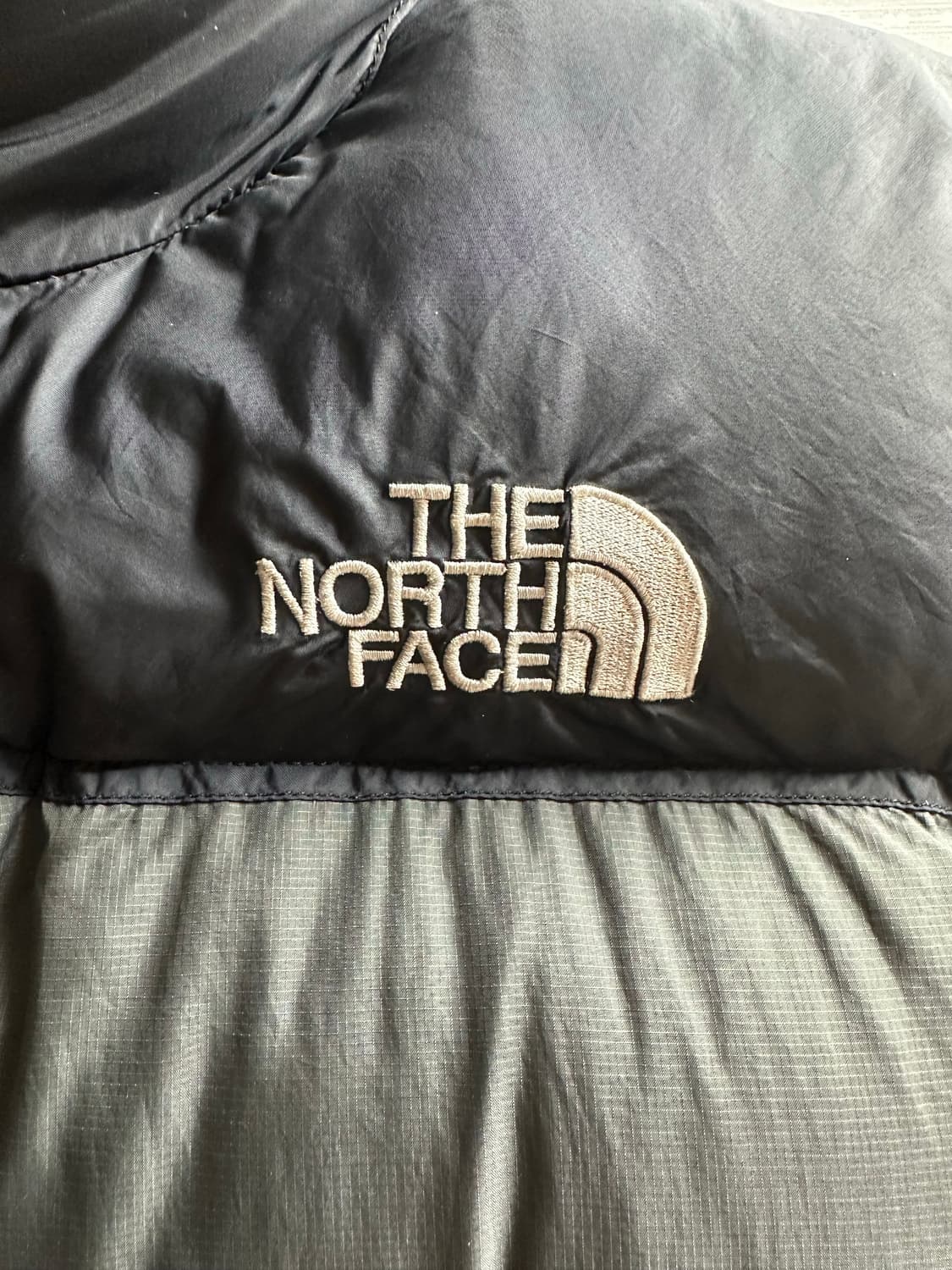 NORTHFACE 노스페이스 차콜 중앙 로고 조끼 패딩 상품이미지2