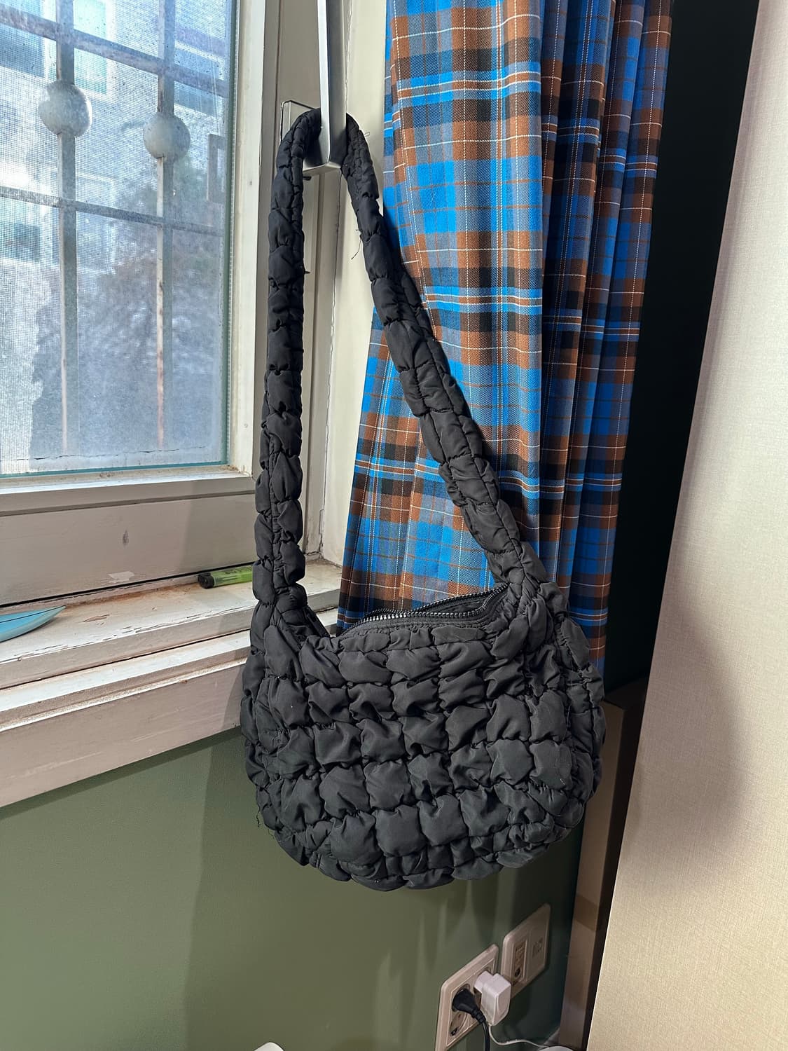 코스 퀼티드 메신저백 블랙 상품이미지1