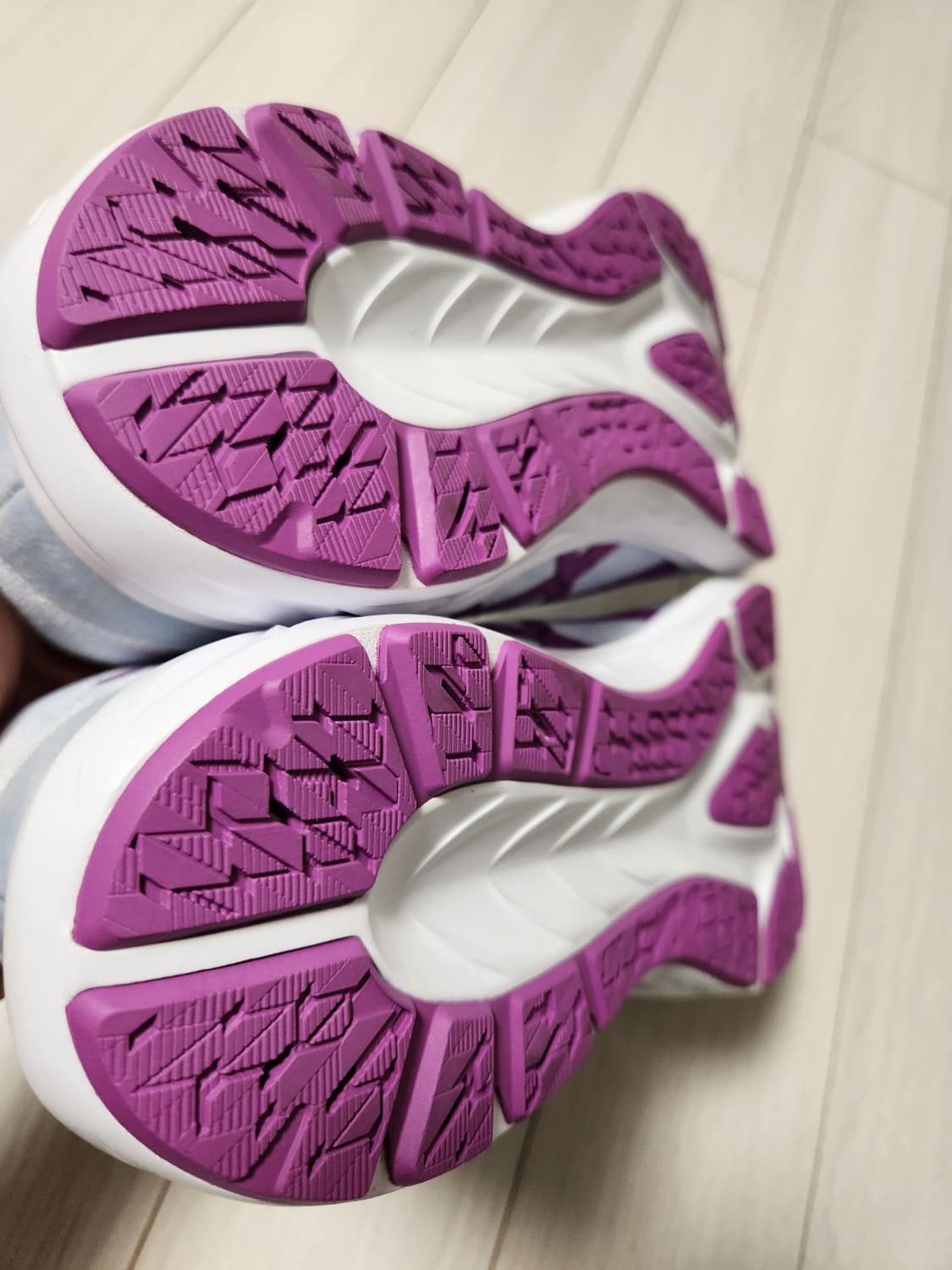 새상품급)아식스 운동화 우먼 다이나블라스트3 러닝화 사이즈250

여성용 상품이미지8