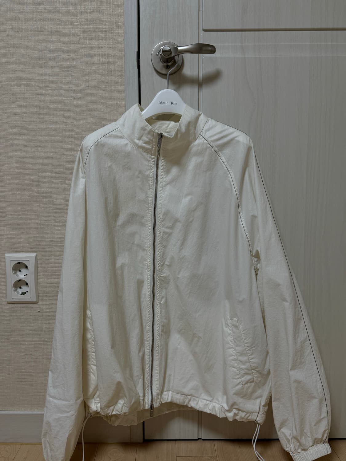 마뗑킴 LOGO COATING JUMPER IN IVORY 상품이미지3