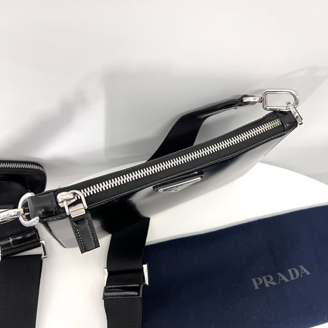 프라다 브러시드 삼각로고 크로스백 블랙 (2VH129) 상품이미지6