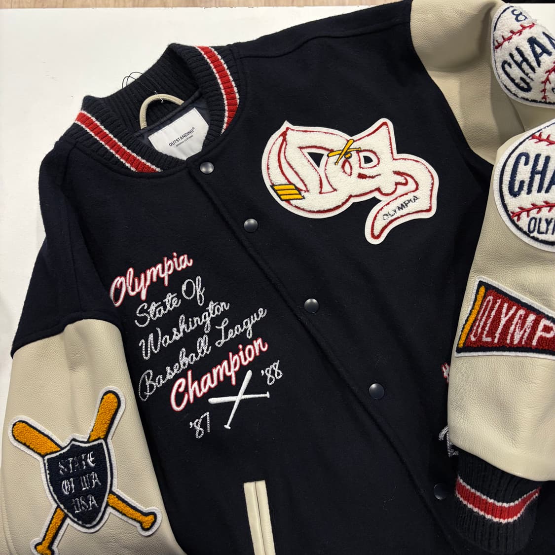 [3] 아웃스탠딩 패치 바시티 자켓 블랙 D792 상품이미지3