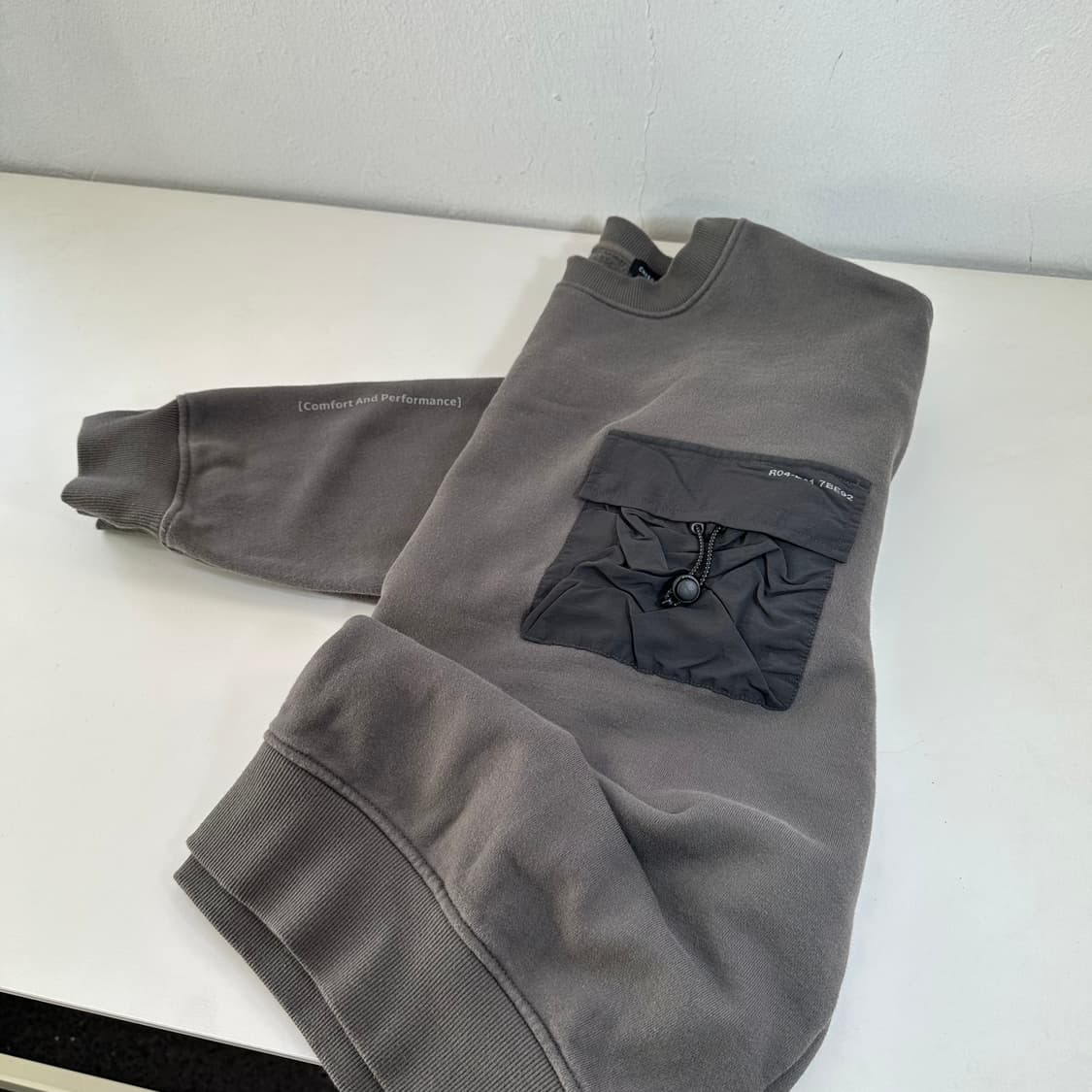 100 체이스컬트 다크그레이 포켓배색 맨투맨 상품이미지1