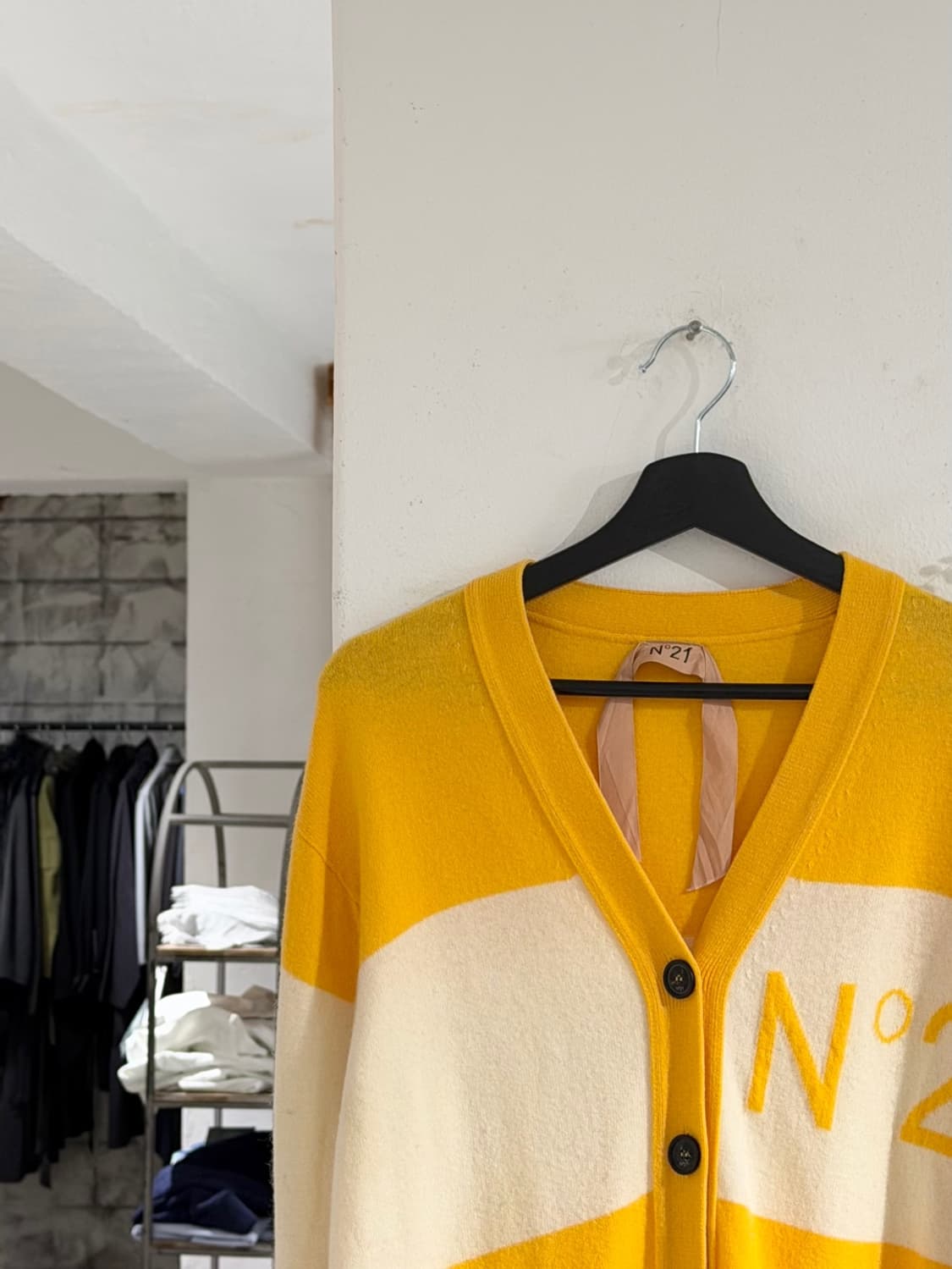 n21 옐로우 클라우디아 울 로고 가디건 상품이미지2