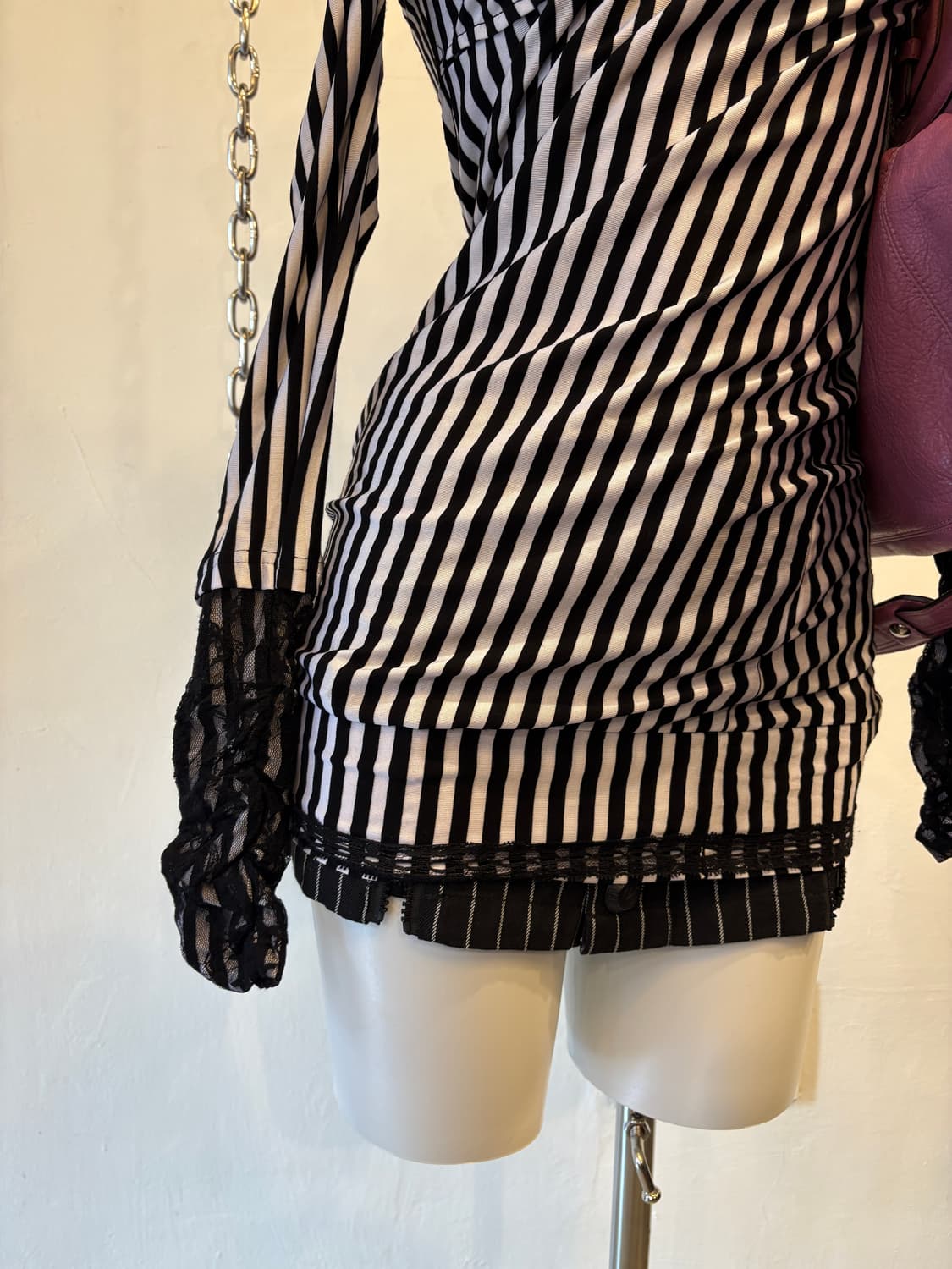 블랙 화이트 스트라이프 패턴 레이스 셔링 원피스 갸루 상품이미지2