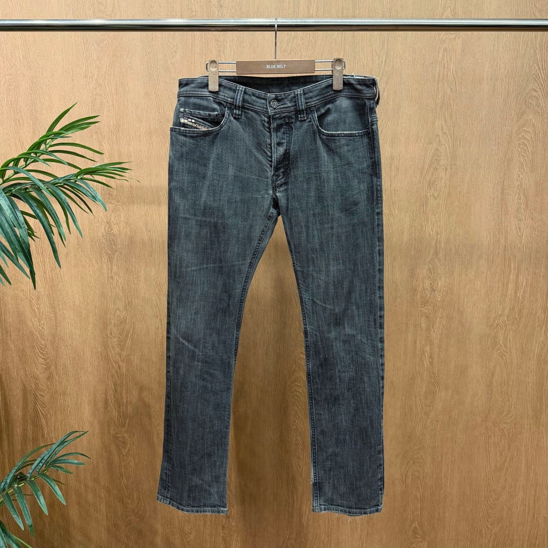 디젤 워싱 데님 팬츠 로고 자수 버튼 클로징 포켓 디테일 슬림핏 그레이 상품이미지1