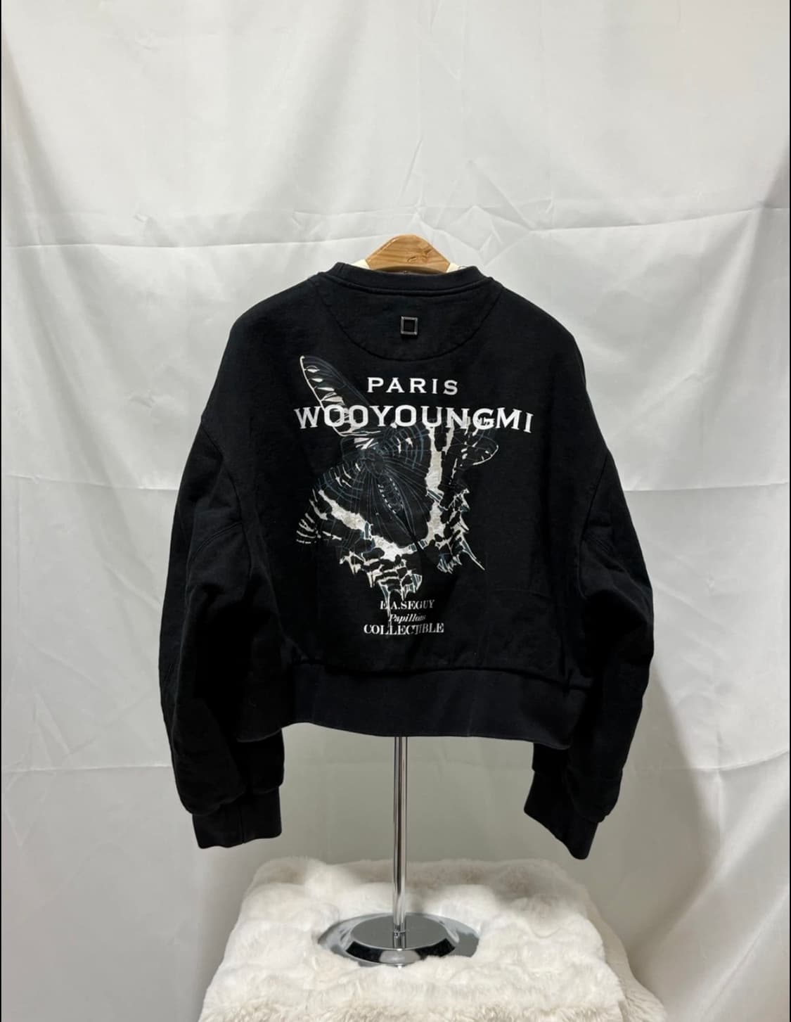 우영미 WOOYOUNGMI 여성 블랙 크롭 버터플라이 맨투맨 상품이미지1