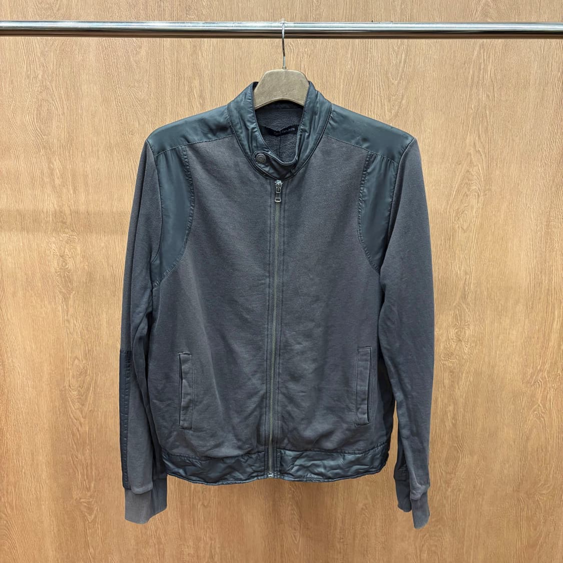 캘빈클라인 진스 하이넥 집업 자켓 배색 소매 로고 탭 디테일 차콜 그레이 상품이미지2