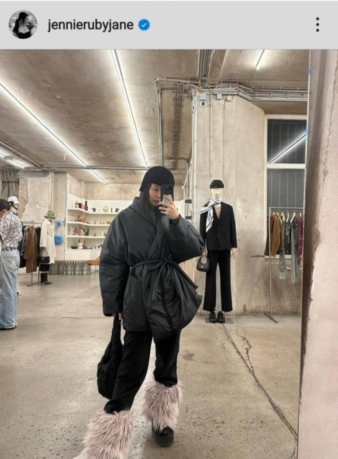 아모멘토 듀벳 숄 패딩 구해요! 상품이미지1