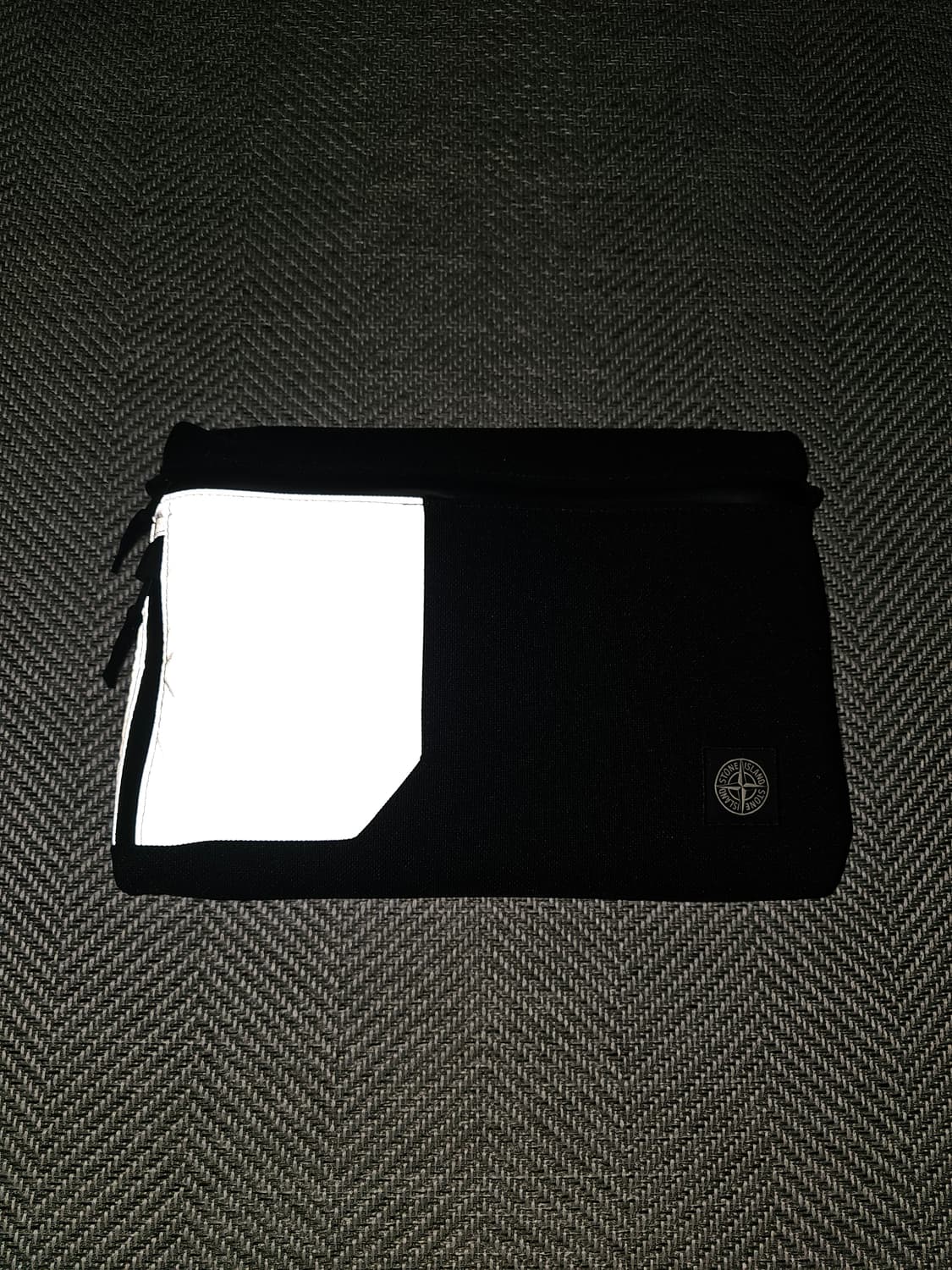 스톤아일랜드 리플렉티브 클러치 상품이미지3