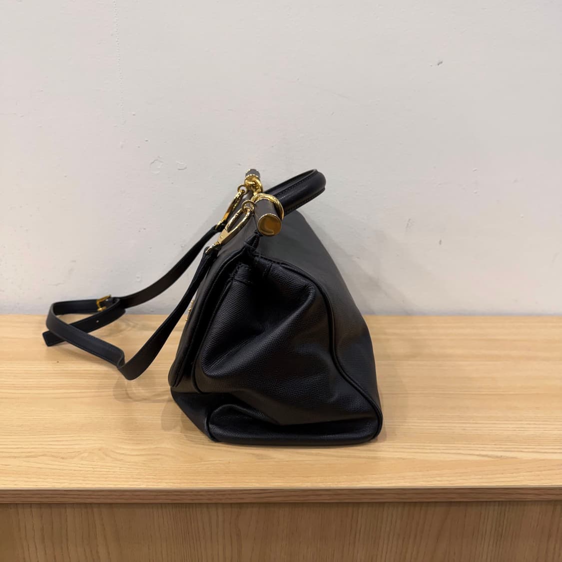 돌체앤가바나 골드 로고 토트백 탑핸들 숄더 스트랩 디테일 블랙 상품이미지3