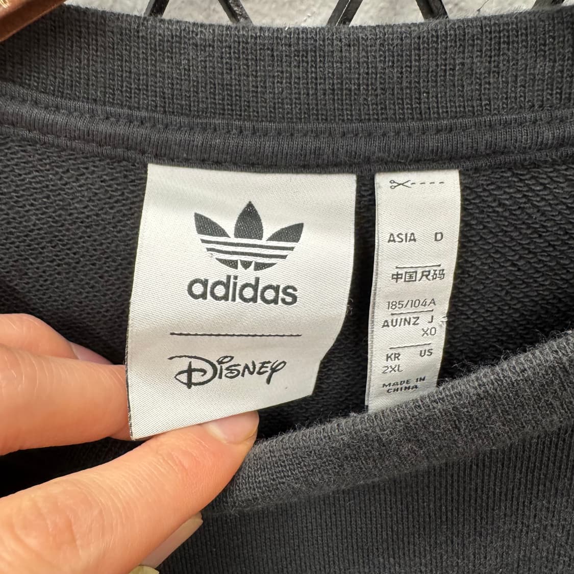아디다스 X 디즈니 롱 슬리브 사이드 구피 프린팅 디테일 블랙 상품이미지7