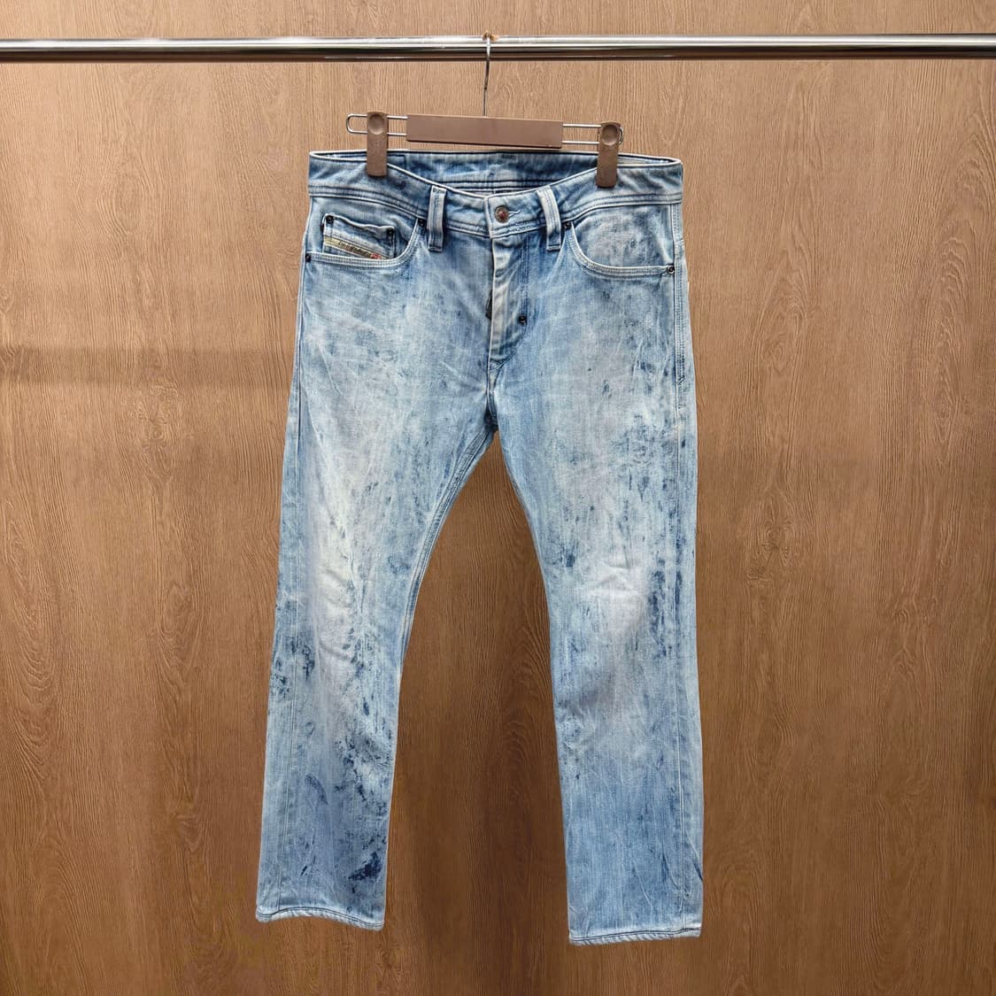 디젤 데님 팬츠 빈티지 워싱 페이딩 백 포켓 패치워크 아일렛 디테일 연청 상품이미지2