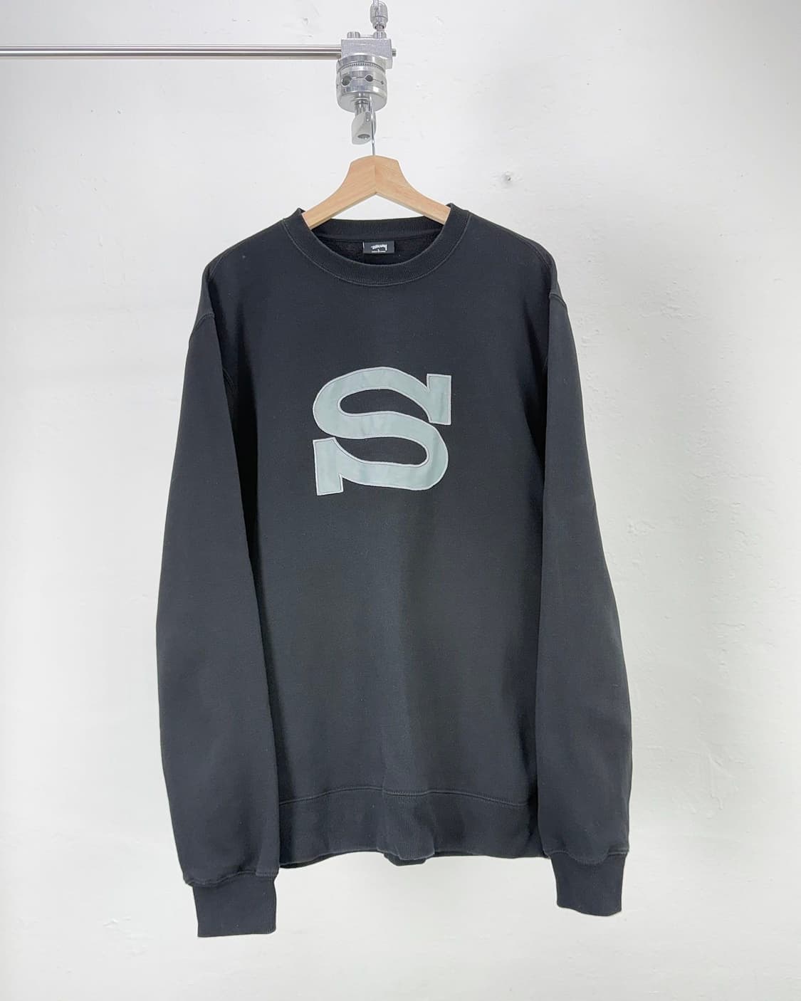 스투시 레터맨 크루넥 블랙 스웨트 셔츠 상품이미지1