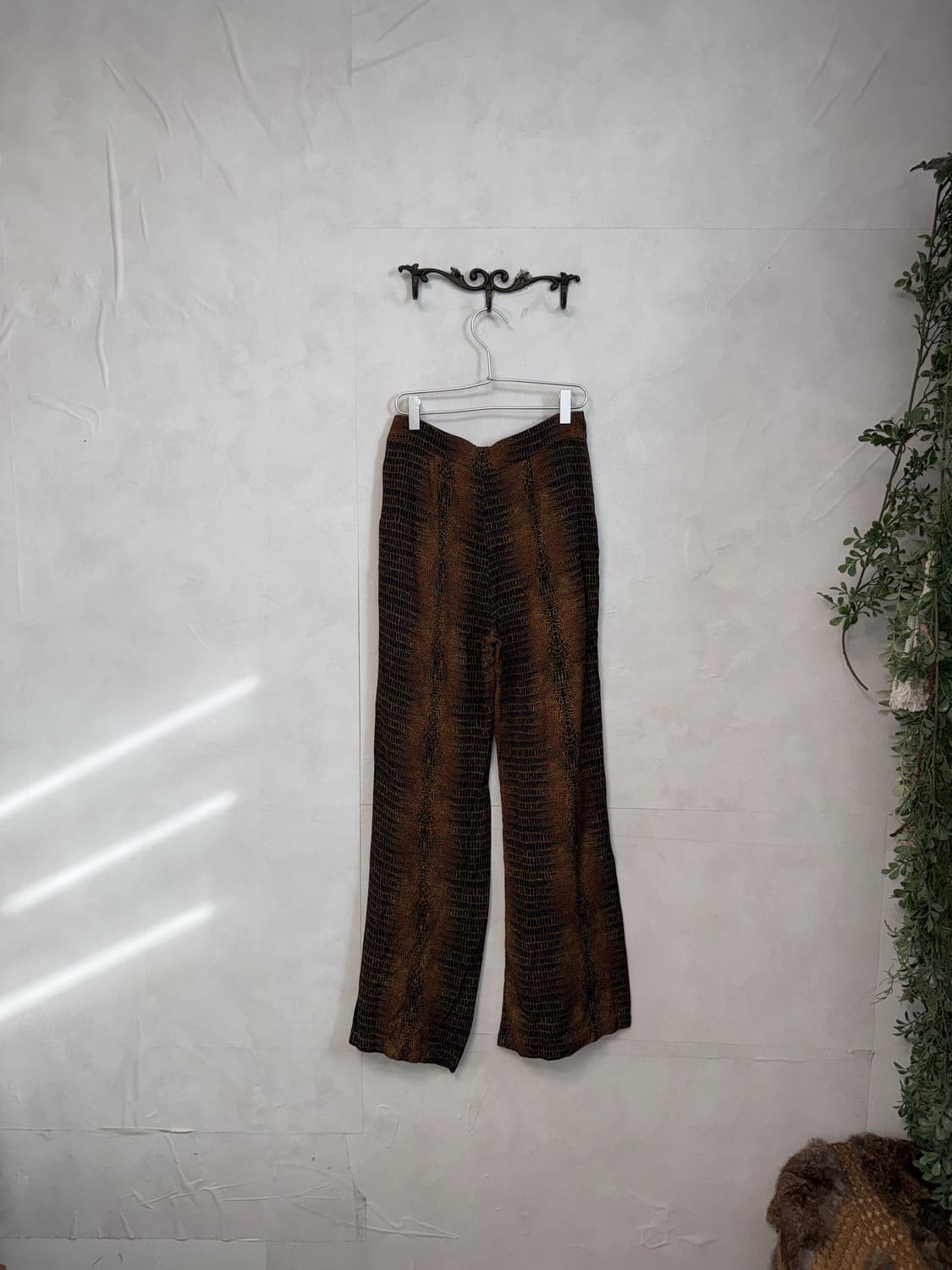 & Other Stories brown satin python pants 상품이미지4