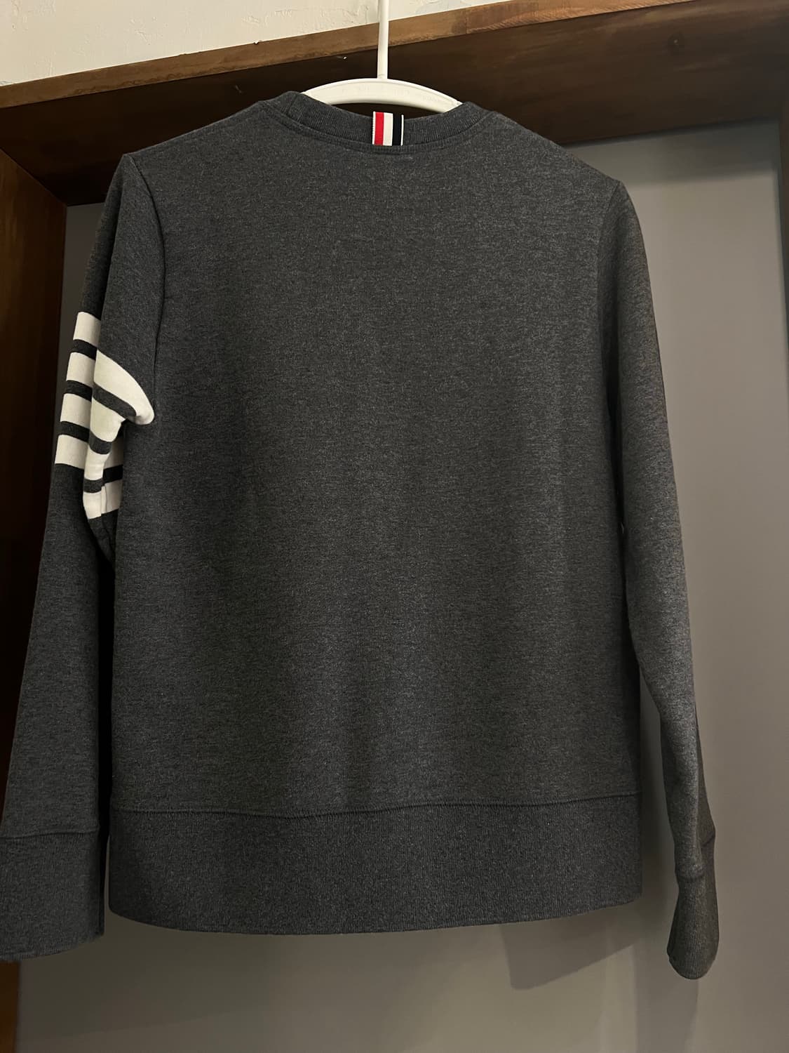 톰브라운 진그레이 맨투맨 상품이미지4